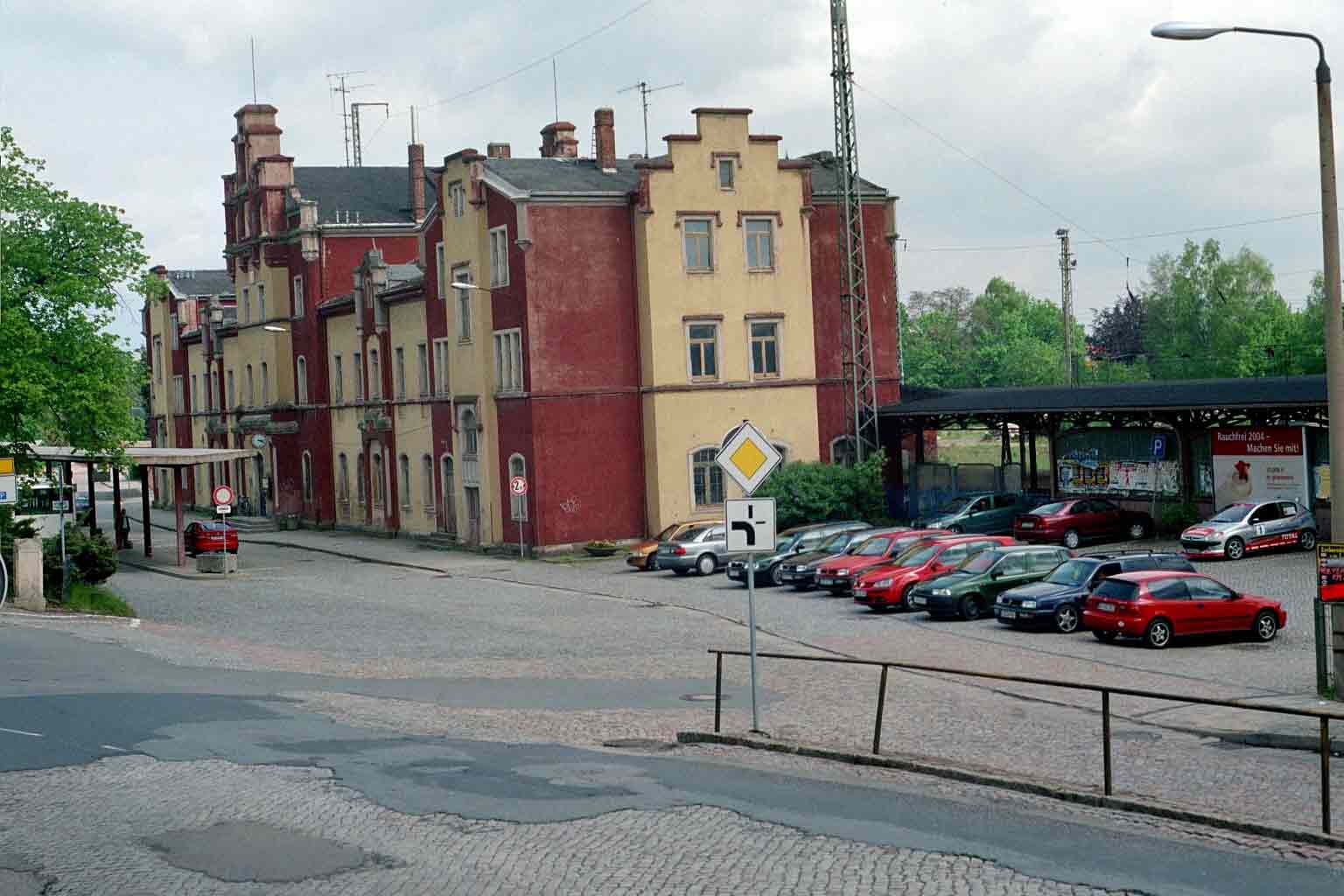 der Bahnhofsvorplatz im Mai 2004
