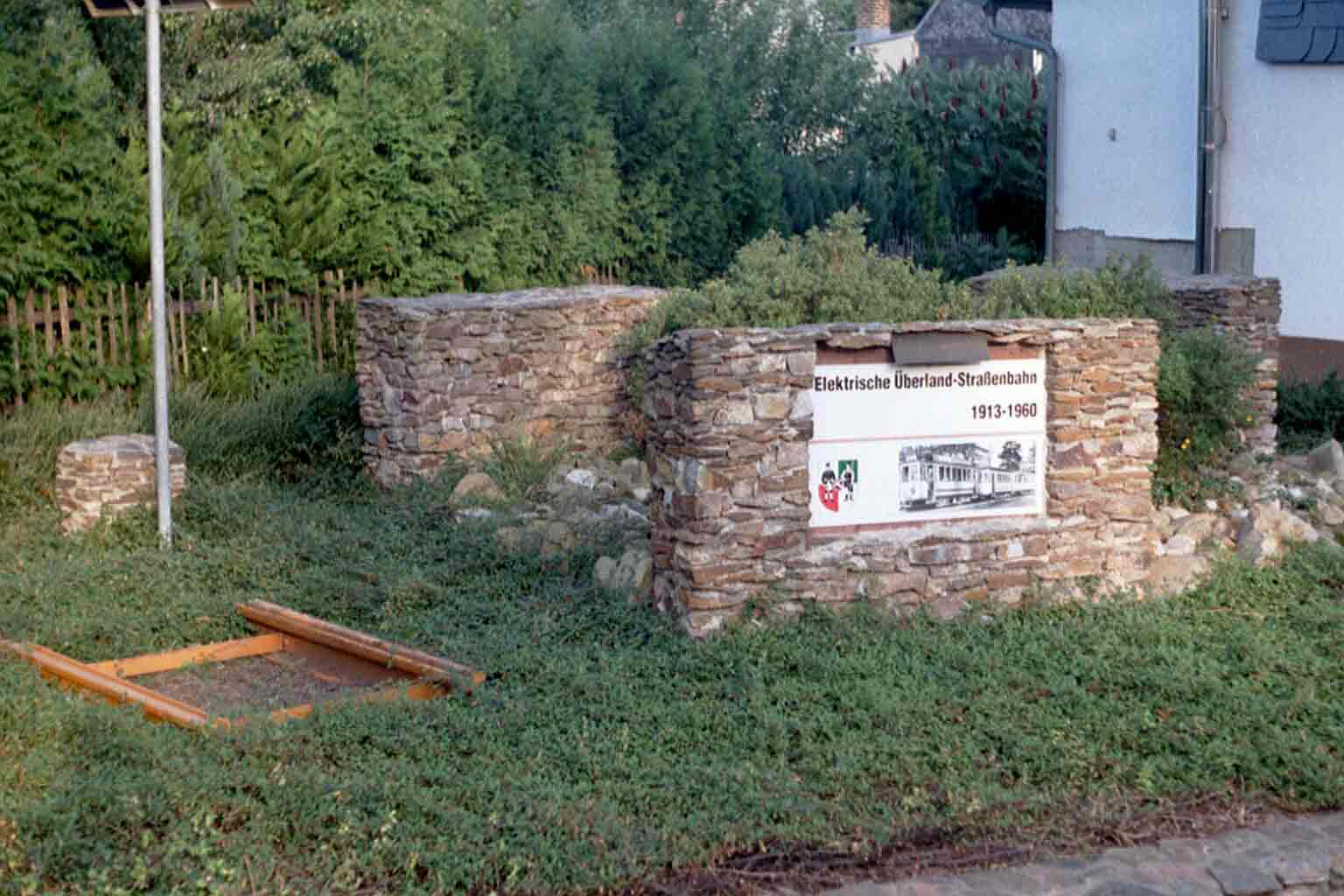 Denkmal in Gersdorf, Ansicht von der Straße aus gesehen (Sommer)