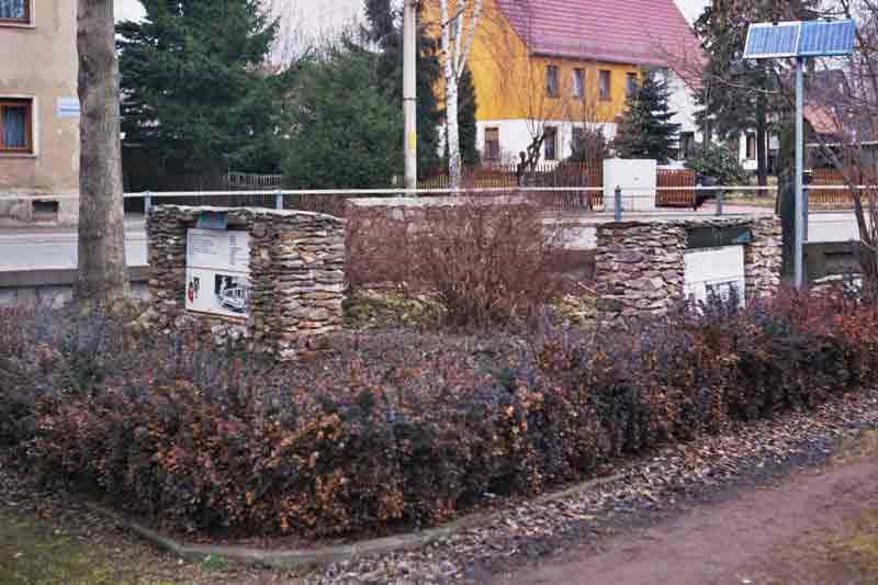 Denkmal in Gersdorf, Rückseite (Herbst)